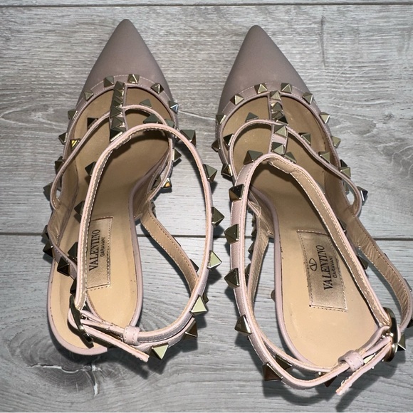 Valentino Garavani Rockstud Caged Pointed Ankle Strap Pump Heels in Poud… - Picture 8 of 16